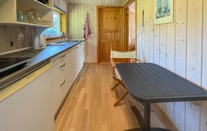 Kühlschrank, Herdplatte, Wasserkocher mit Kaffee-/Teezubehör