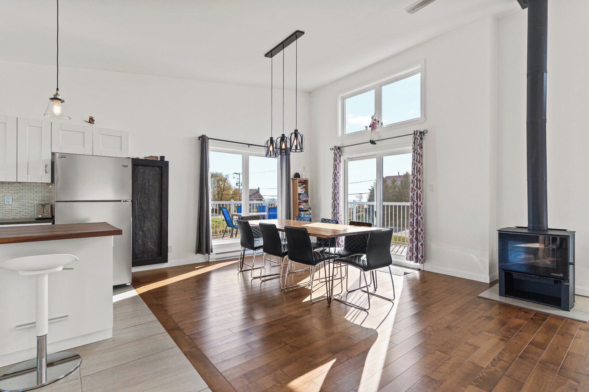 Een microgolfoven, een oven, een kookplaat, een vaatwasser