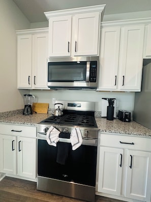 Fridge, microwave, oven, stovetop - New 3-bed 2bathhouse near hospital, USCA ,Downtown Aiken & Stableview  (Aiken)