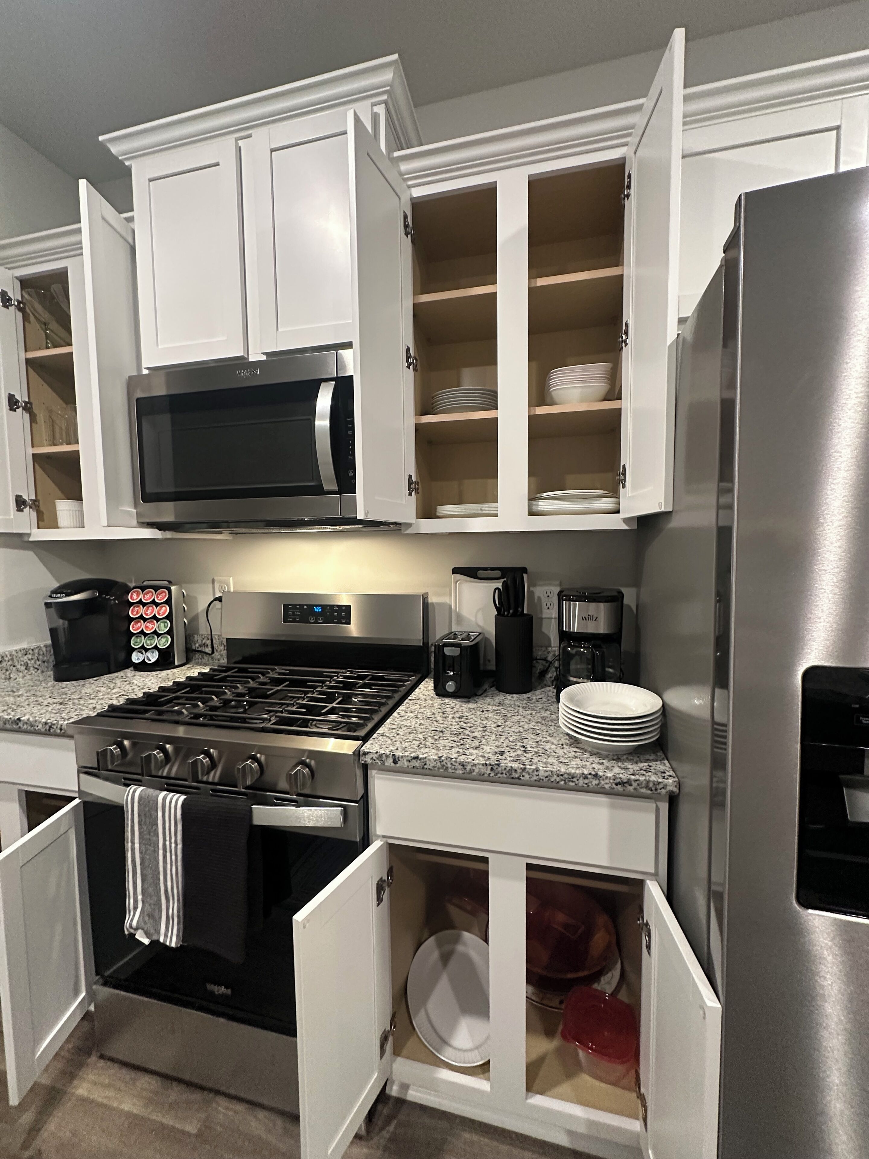 Kühlschrank, Mikrowelle, Ofen, Herdplatte