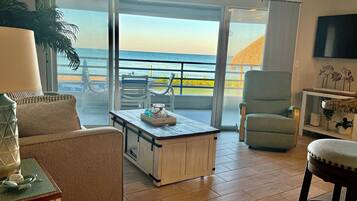 Smart-tv, dvd-spelare och böcker