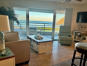 Smart TV, DVD player, books - Beachfront Condo- Experience an unforgettable trip offering breathtaking views (Englewood)