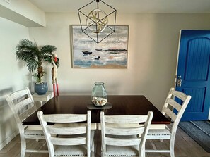 Dining - Beachfront Condo- Experience an unforgettable trip offering breathtaking views (Englewood)