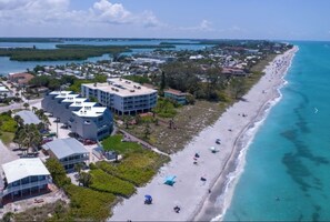 On the beach, sun loungers, beach towels - Beachfront Condo- Experience an unforgettable trip offering breathtaking views (Englewood)