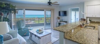 Beachfront Condo- Experience an unforgettable trip offering breathtaking views
