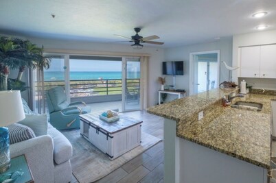 Beachfront Condo- Experience an unforgettable trip offering breathtaking views