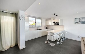 Kjøleskap, ovn, kokeplater og oppvaskmaskin