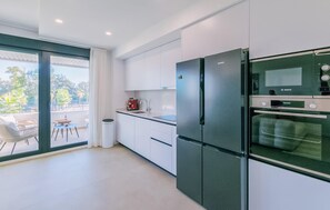 Kjøleskap, ovn, kokeplater og oppvaskmaskin