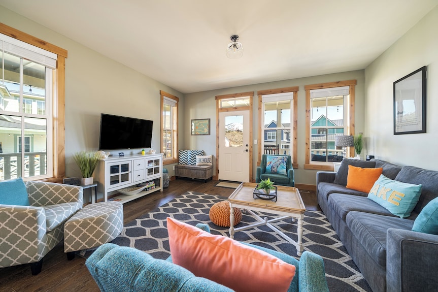 Lookout Chelan: Family Friendly, Pvt Hot Tub, Outdoor Games, Vineyard Park Home - Lake Chelan, WA