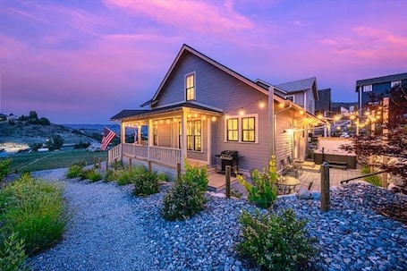 Exterior. Lookout Chelan: PVT Hot Tub, Family Friendly, Outdoor Games, Vineyard Park Home,