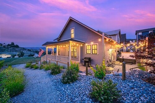 Lookout Chelan: PVT Hot Tub, Family Friendly, Outdoor Games, Vineyard Park Home,