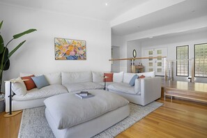 Fernseher, Kamin, Bücher, Computerbildschirme