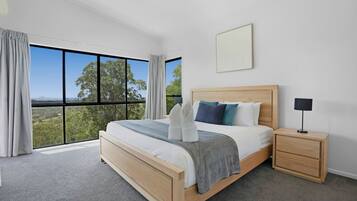 3 bedrooms, desk, iron/ironing board, travel crib