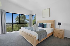 3 chambres, bureau, fer et planche à repasser, lit parapluie