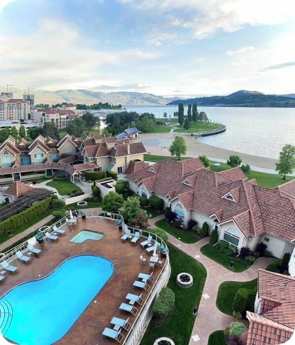 Alberca techada y alberca al aire libre