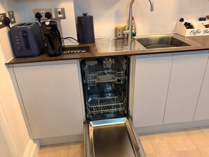 Mikrobølgeovn, ovn, kokeplater og oppvaskmaskin