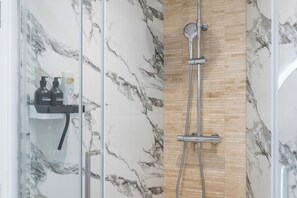 Dusche, Haartrockner, Handtücher, Seife
