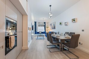 Four à micro-ondes, un four, surface de cuisson, lave-vaisselle