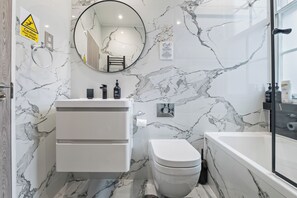 Ducha, secador de pelo, toallas, jabón