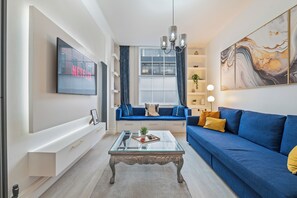 Unclassified image, 4 of 43, button