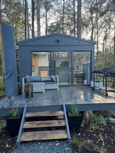 Entire Coastal cabin in private setting minutes from town with ample parking