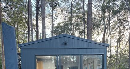 Entire Coastal cabin in private setting minutes from town with ample parking