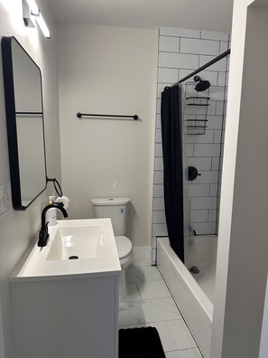 Secadora de cabello, toallas, jabón, papel de baño 