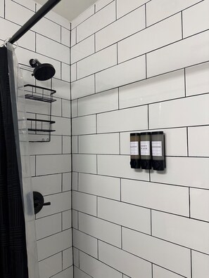 Hårføner, håndklær, såpe og toalettpapir