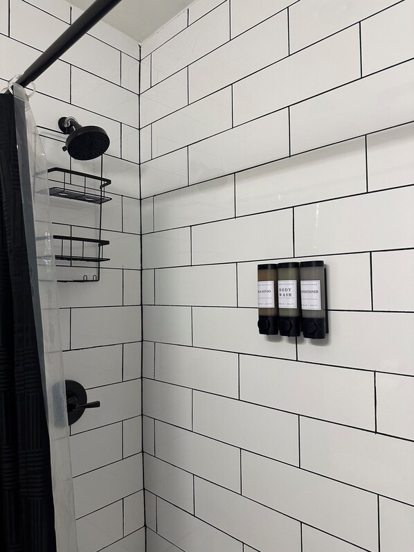 Secadora de cabello, toallas, jabón, papel de baño 