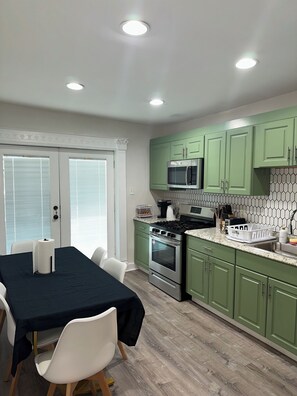 Mikrobølgeovn, ovn og kokeplater