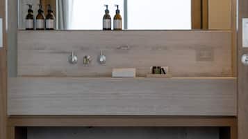 Suite clásica | Baño | Regadera, amenidades de baño gratuitas, secadora de cabello, toallas