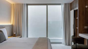 Classic Suite | In-room safe, desk, laptop workspace, iron/ironing board