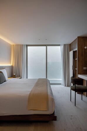 Classic Suite | In-room safe, desk, laptop workspace, iron/ironing board