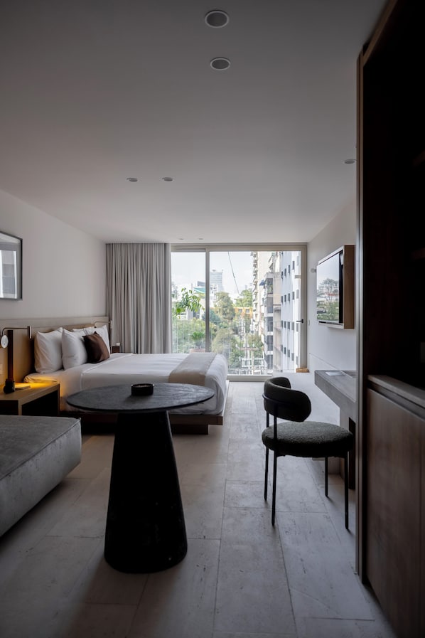 Suite estudio Deluxe | Caja de seguridad en la habitación y escritorio