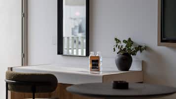 Suite tradicional | Caja de seguridad en la habitación y escritorio