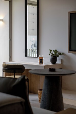 Suite tradicional | Caja fuerte, escritorio, espacio para trabajar con un portátil