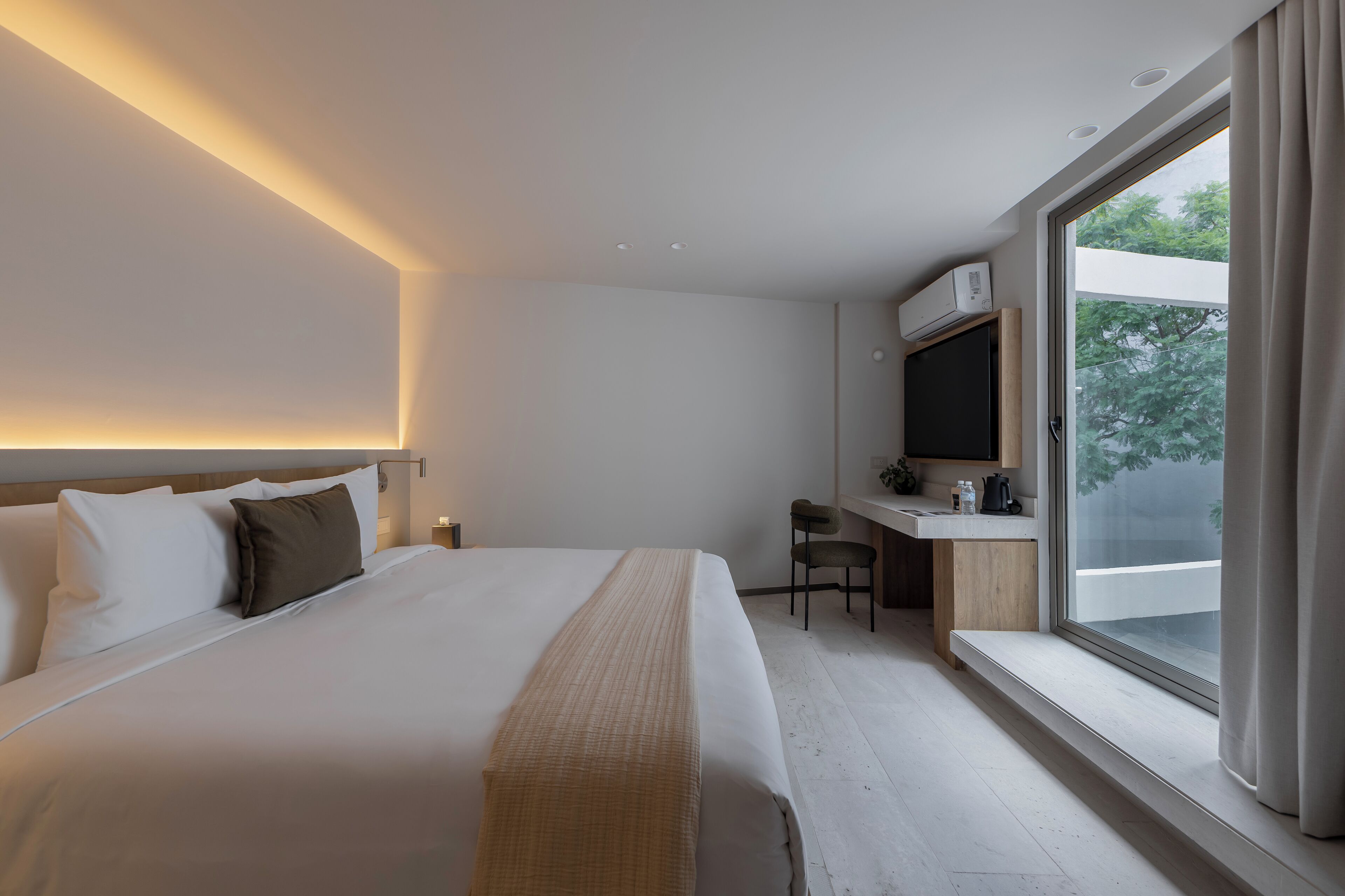 Suite estándar | Caja fuerte, escritorio, espacio para trabajar con un portátil