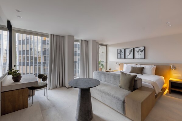 Traditional Suite | In-room safe, desk, laptop workspace, iron/ironing board