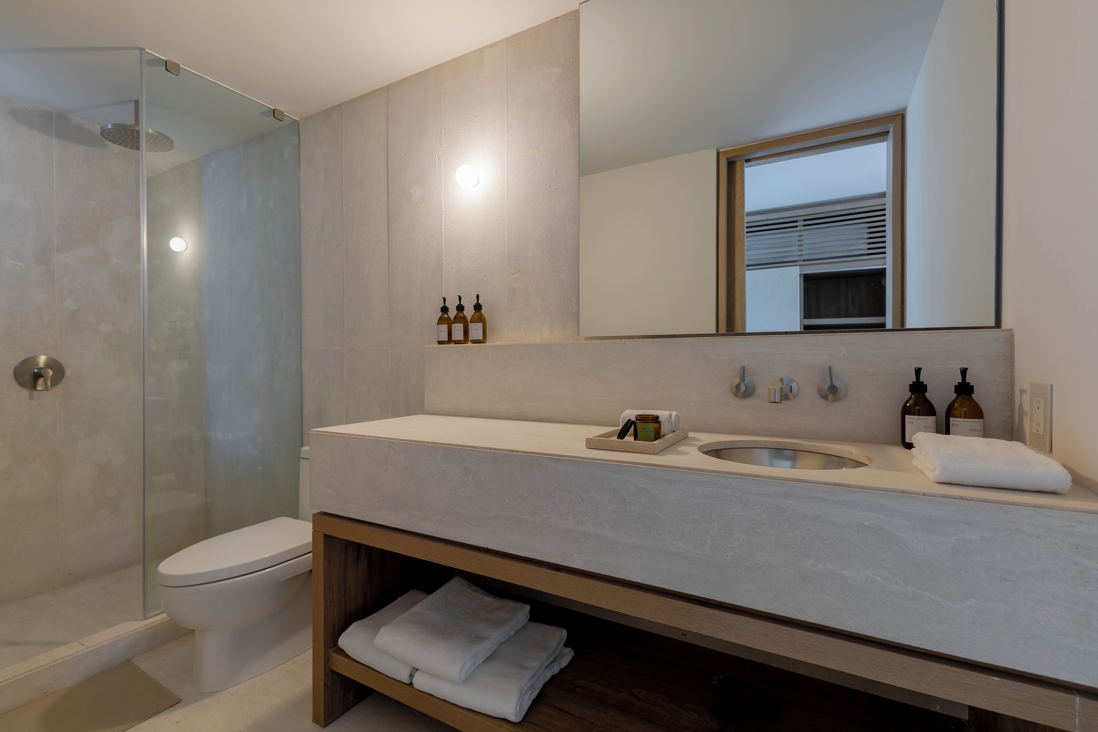 Deluxe studio suite | Badkamer | Een douche, gratis toiletartikelen, een haardroger, handdoeken