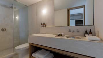 Deluxe studio suite | Badkamer | Een douche, gratis toiletartikelen, een haardroger, handdoeken