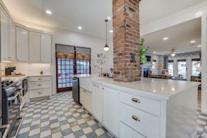 Kylskåp, mikrovågsugn, ugn och spishäll