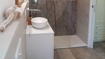 SĂšche-cheveux, bidet, serviettes fournies, savon