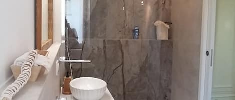Secadora de cabello, bidet, toallas, jabón