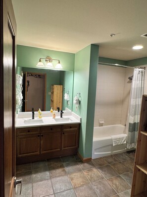 مجففات شعر، مناشف، صابون، شامبو