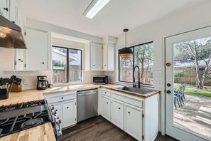 Frigorifero, microonde, forno, piano cottura