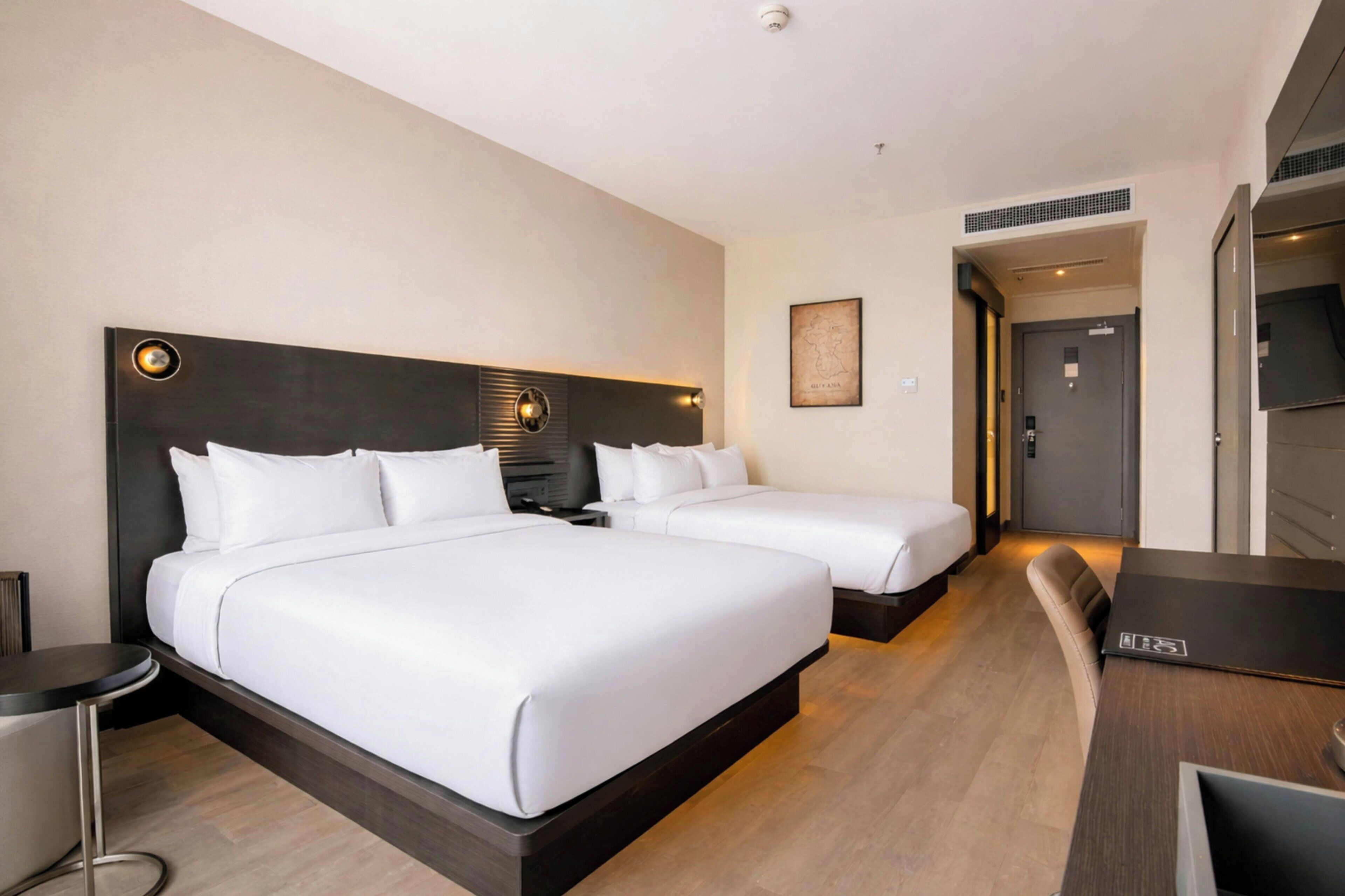 Habitación básica doble, 2 camas dobles | Ropa de cama de alta calidad, caja fuerte, escritorio y cortinas opacas