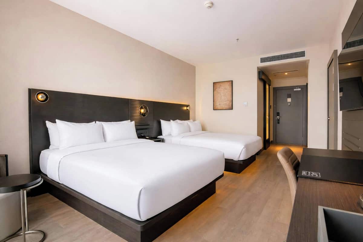 Ropa de cama de alta calidad y caja de seguridad en la habitación