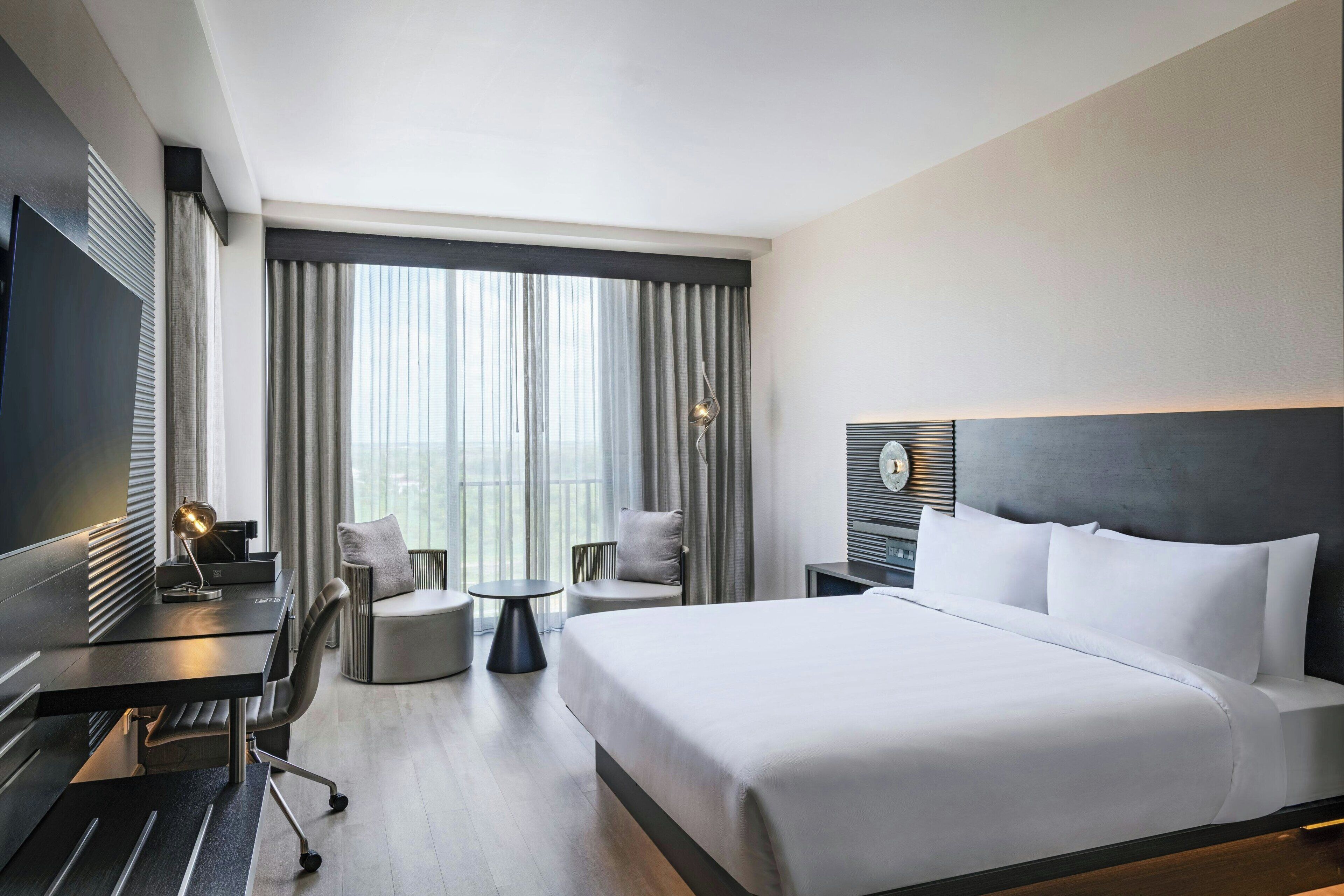 Habitación Deluxe, 1 cama de matrimonio grande, en esquina | Ropa de cama de alta calidad, caja fuerte, escritorio y cortinas opacas