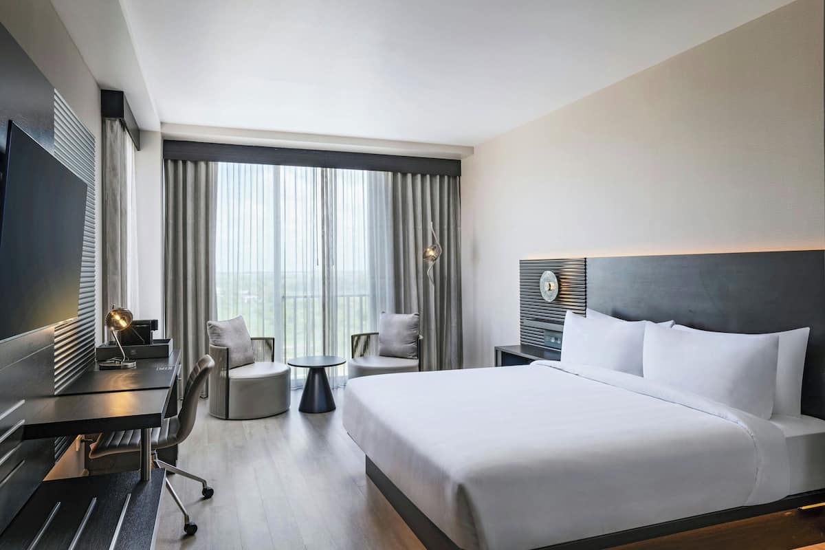 Ropa de cama de alta calidad y caja de seguridad en la habitación