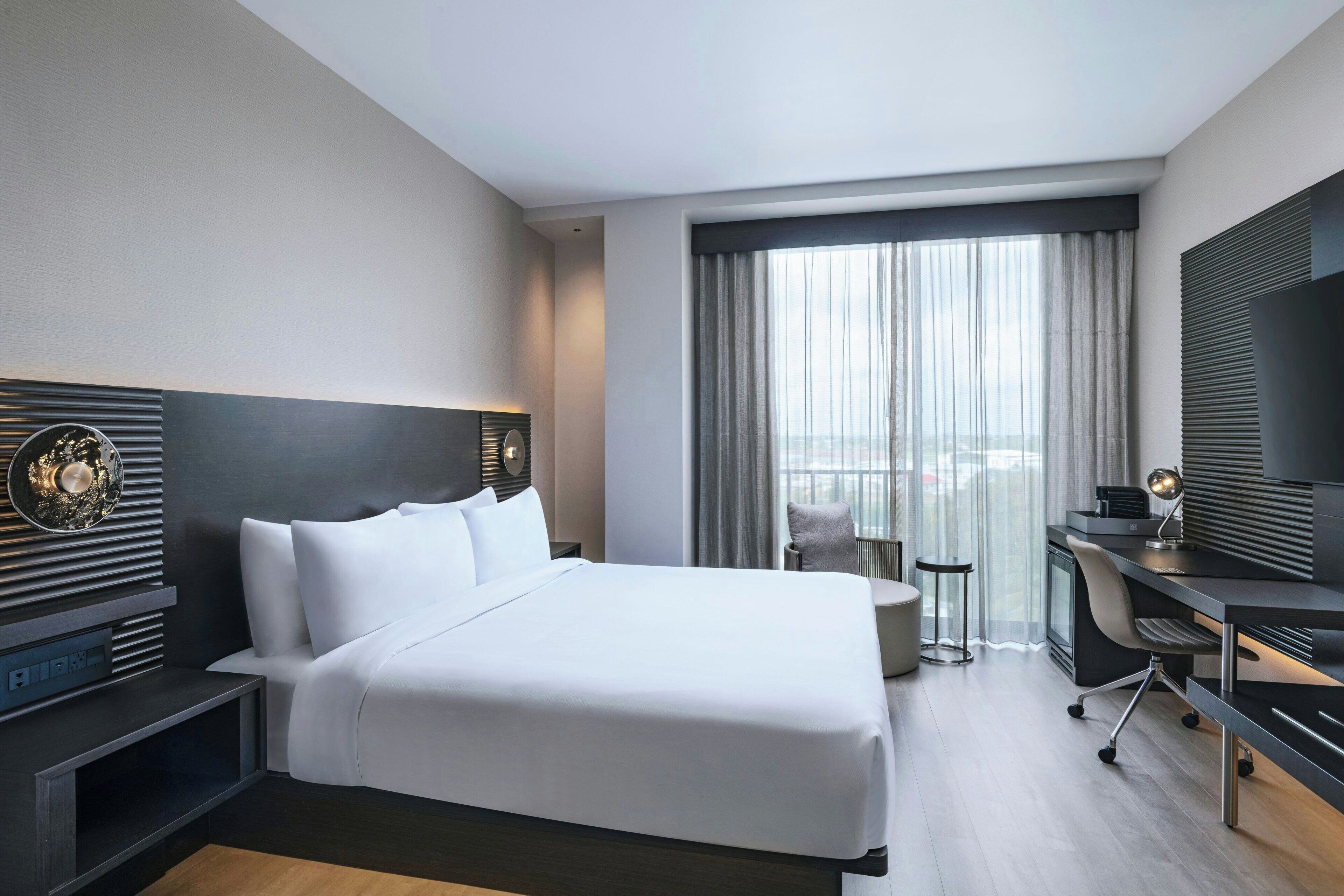 Basic Room, 1 King Bed | Premium bedding, in-room safe, desk, blackout drapes